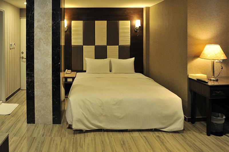 Maple Hotel Second Branch Тайнань Экстерьер фото