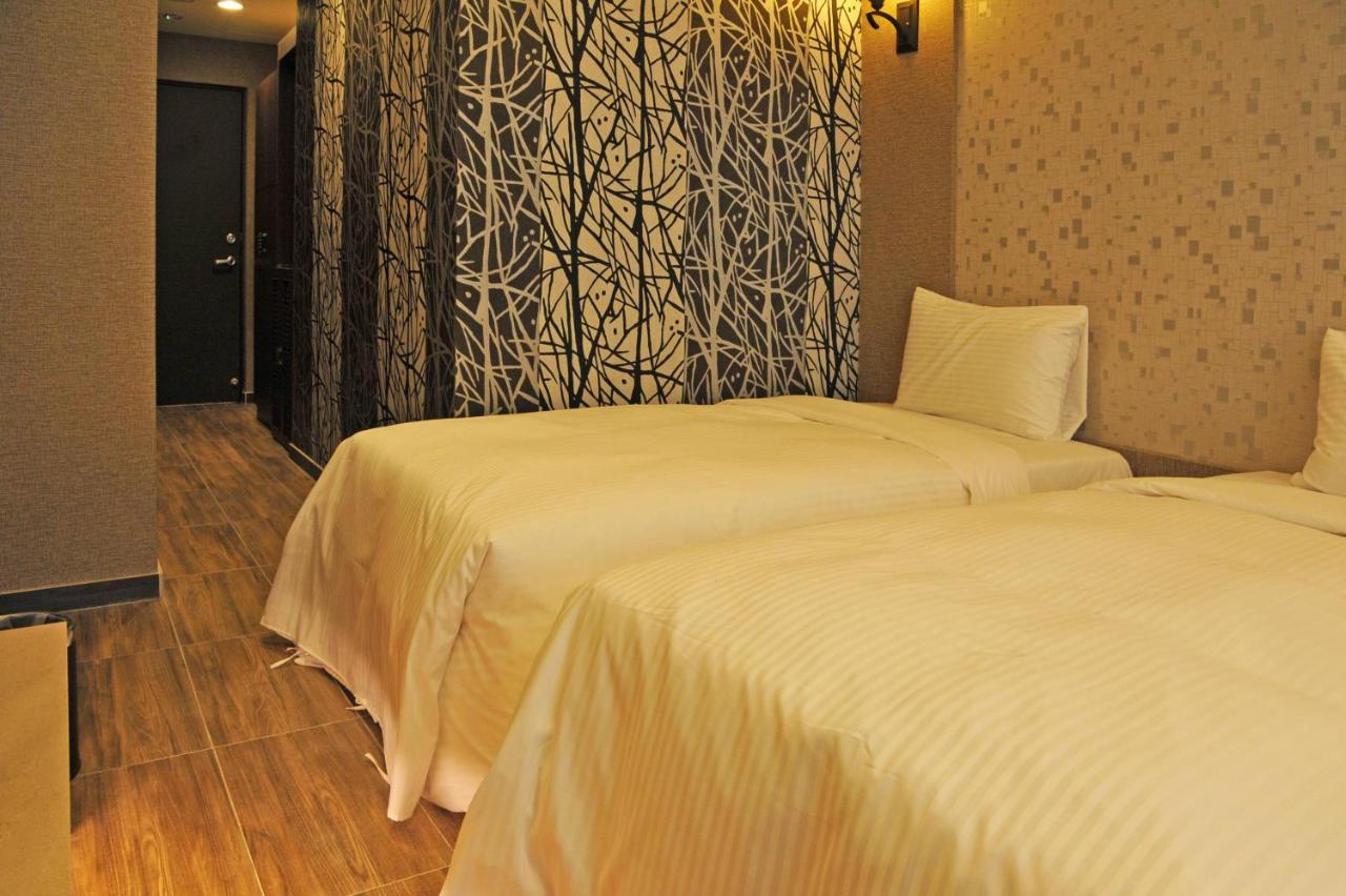 Maple Hotel Second Branch Тайнань Экстерьер фото